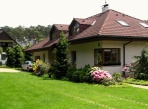 pohled na dům s rododendrony